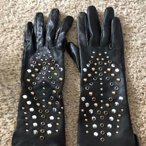 Women’s leather gloves with studded detail - M